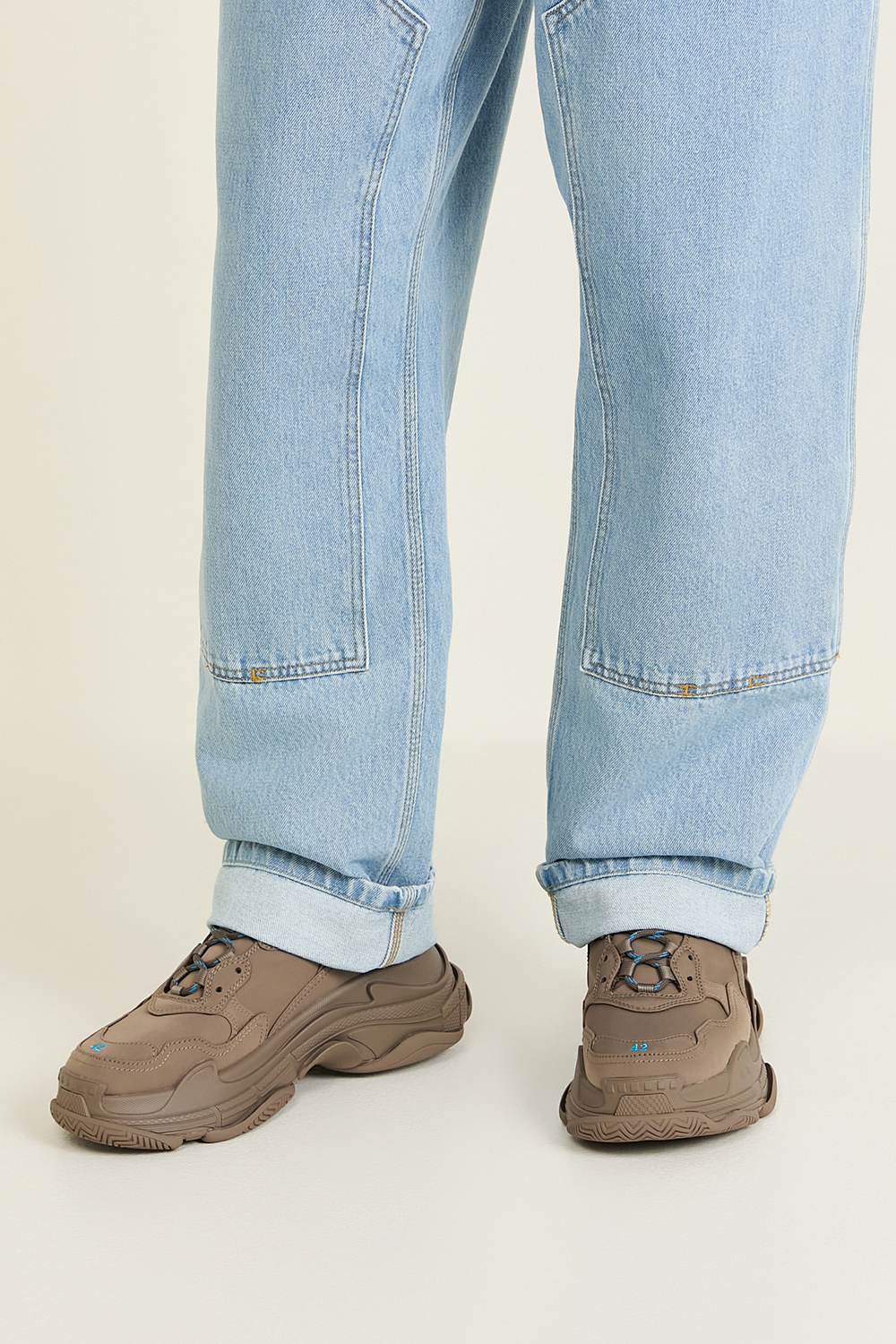 תמונת כל הלוק של נעלי סניקרס טריפל אס BALENCIAGA